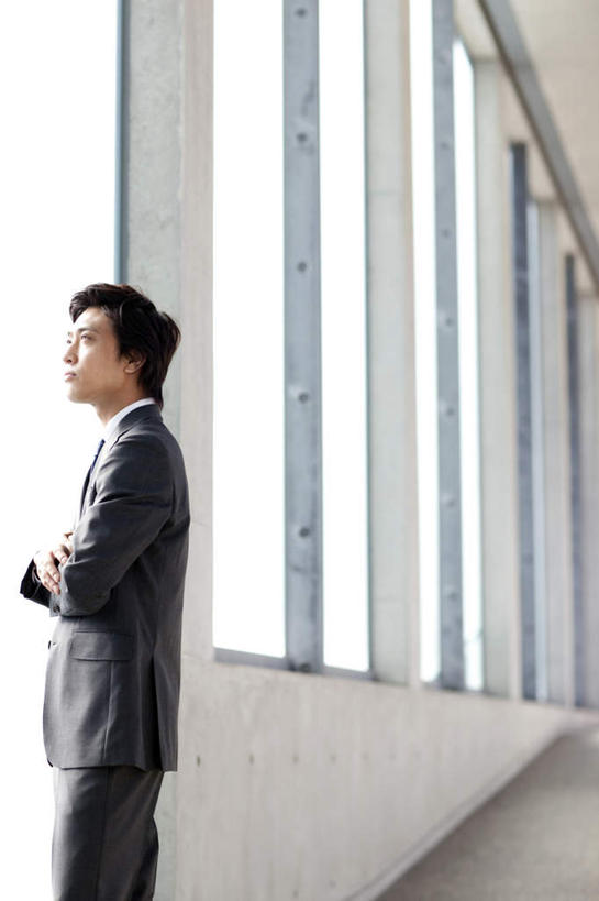东方人,一个人,商务人士,商务男性,站,竖图,室内,白天,侧面,衬衫,窗户,落地窗,亚洲,仅一个男性,仅一个人,一排,许多,阴影,套装,整齐,光线,影子,走道,走廊,过道,注视,黄种人,玻璃窗,排列,仅一个年轻男性,黑色,阳光,观察,看,站着,观看,察看,队列,关注,商务装,工薪阶层,男人,男性,年轻男性,亚洲人,白领,上班族,站立,半身,彩图,衬衣,短发