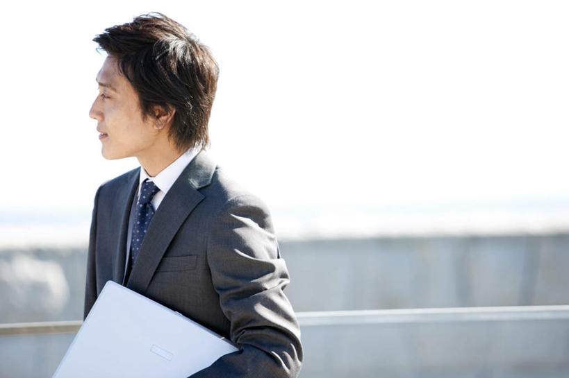 东方人,一个人,商务人士,商务男性,站,捧,横图,室外,白天,侧面,衬衫,亚洲,仅一个男性,仅一个人,一本,阴影,套装,朦胧,模糊,光线,材料,档案,文件,影子,注视,黄种人,仅一个年轻男性,蓝色,黑色,蓝天,天空,阳光,资料,天,观察,看,站着,晴朗,观看,察看,关注,文档,商务装,工薪阶层,万里无云,男人,男性,年轻男性,亚洲人,白领,上班族,晴空,晴空万里,端,端着,捧着,手捧,站立,半身,彩图,衬衣,短发