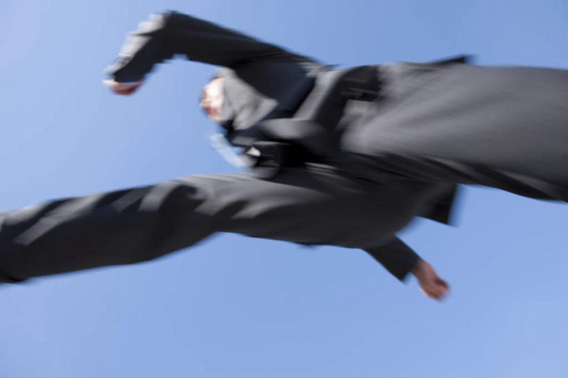 东方人,一个人,商务人士,商务男性,跳,横图,室外,白天,仰视,衬衫,亚洲,仅一个男性,仅一个人,奔驰,阴影,套装,朦胧,模糊,光线,影子,半空,注视,黄种人,仅一个年轻男性,蓝色,黑色,蓝天,天空,阳光,天,奔跑,观察,看,晴朗,观看,察看,挥舞,关注,商务装,工薪阶层,万里无云,男人,男性,年轻男性,亚洲人,白领,上班族,晴空,晴空万里,跳跃,半身,彩图,低角度拍摄,衬衣,短发