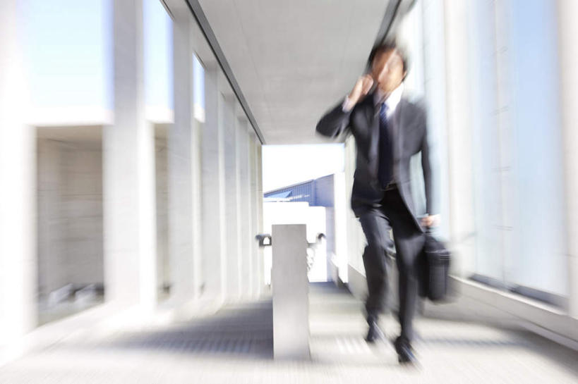 东方人,一个人,商务人士,商务男性,打电话,横图,室内,白天,正面,衬衫,窗户,落地窗,电话,手机,亚洲,仅一个男性,仅一个人,一排,握,阴影,套装,朦胧,模糊,整齐,光线,包,公文包,影子,走道,走廊,过道,拎,黄种人,通讯设备,玻璃窗,排列,仅一个年轻男性,一个,蓝色,黑色,蓝天,天空,阳光,天,奔跑,握着,晴朗,单个,公事包,队列,商务装,工薪阶层,万里无云,一部,交流,男人,男性,年轻男性,亚洲人,白领,上班族,晴空,晴空万里,沟通,通话,彩图,全身,衬衣,短发,拎着