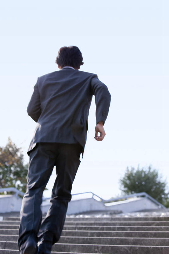 东方人,一个人,商务人士,商务男性,竖图,室外,白天,仰视,衬衫,石头,植物,楼梯,亚洲,仅一个男性,仅一个人,奔驰,阴影,套装,朦胧,模糊,光线,石子,影子,阶梯,黄种人,台阶,树,树木,仅一个年轻男性,蓝色,绿色,黑色,蓝天,天空,阳光,自然,天,奔跑,生长,晴朗,成长,商务装,工薪阶层,万里无云,男人,男性,年轻男性,亚洲人,白领,上班族,石块,岩石,晴空,晴空万里,半身,彩图,低角度拍摄,衬衣,短发