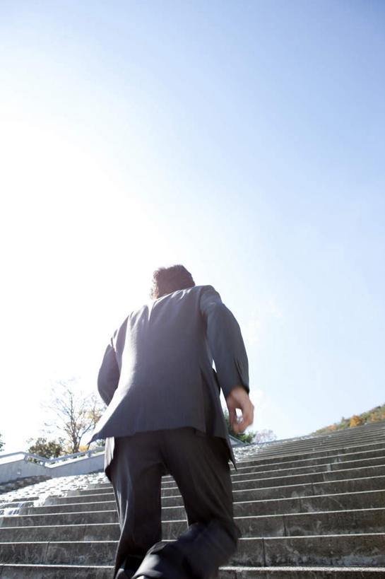 东方人,一个人,商务人士,商务男性,竖图,室外,白天,仰视,衬衫,石头,植物,楼梯,亚洲,仅一个男性,仅一个人,奔驰,阴影,套装,朦胧,模糊,光线,石子,影子,阶梯,黄种人,台阶,树,树木,仅一个年轻男性,蓝色,绿色,黑色,蓝天,天空,阳光,自然,天,奔跑,生长,晴朗,成长,商务装,工薪阶层,万里无云,男人,男性,年轻男性,亚洲人,白领,上班族,石块,岩石,晴空,晴空万里,半身,彩图,低角度拍摄,衬衣,短发