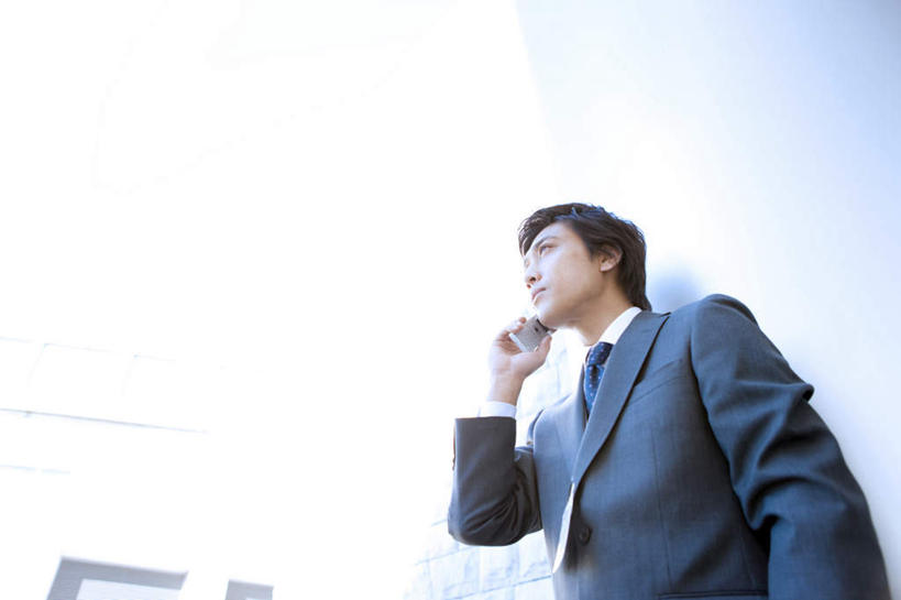 东方人,一个人,商务人士,商务男性,站,打电话,横图,室外,白天,仰视,衬衫,电话,手机,亚洲,仅一个男性,仅一个人,吊挂,悬挂,套装,朦胧,模糊,挂牌,挂,注视,黄种人,通讯设备,标识,吊牌,仅一个年轻男性,一个,胸牌,观察,看,站着,单个,观看,察看,徽章,关注,商务装,身份,工薪阶层,胸章,胸卡,编号牌,雕刻牌,工号牌,胸号牌,胸徽,员工牌,交流,男人,男性,年轻男性,亚洲人,白领,上班族,沟通,通话,站立,半身,彩图,低角度拍摄,衬衣