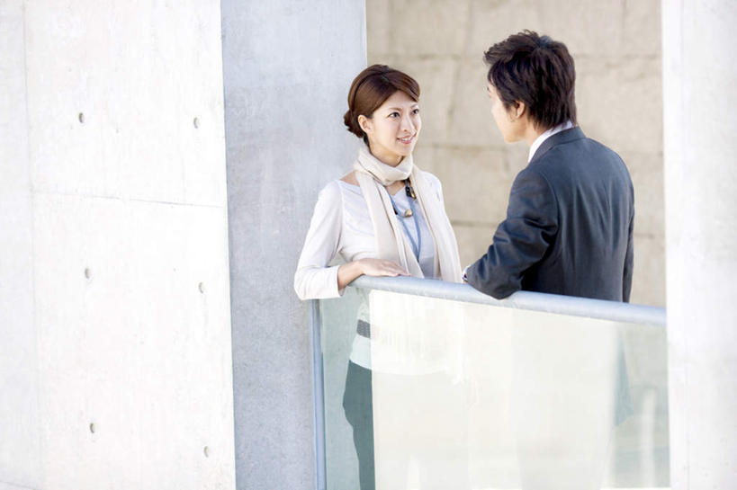 东方人,背部,两个人,同事,商务人士,商务男性,商务女性,站,笑,微笑,露齿笑,横图,室外,白天,正面,衬衫,成功,合作,团队,集体,信心,亚洲,一条,撑,盘绕,套装,装饰,环绕,围绕,环抱,黄种人,队伍,相视,白色,围巾,靠,靠着,站着,温暖,面对面,缭绕,围脖,对视,保暖,华丽,点缀,领导,撑着,御寒,成就,相对,商务装,合伙,领袖,工薪阶层,相看,衬托,美观,雅致,雅观,男人,男性,年轻男性,年轻女性,女人,女性,亚洲人,白领,上班族,站立,半身,彩图,衬衣