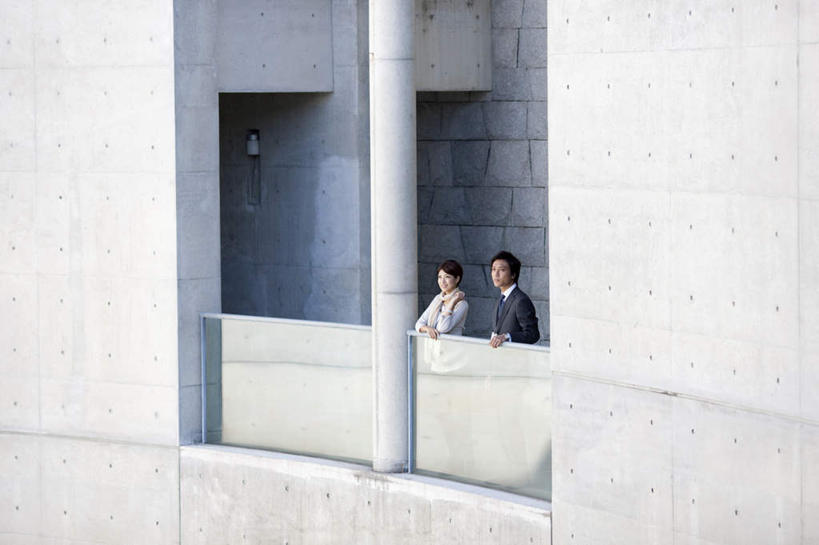 东方人,两个人,同事,商务人士,商务男性,商务女性,站,笑,微笑,露齿笑,横图,室外,白天,正面,衬衫,成功,合作,团队,集体,信心,亚洲,一条,撑,盘绕,套装,装饰,环绕,围绕,环抱,注视,黄种人,队伍,白色,围巾,观察,看,靠,靠着,站着,温暖,缭绕,围脖,观看,保暖,华丽,点缀,察看,领导,撑着,御寒,成就,关注,商务装,合伙,领袖,工薪阶层,衬托,美观,雅致,雅观,男人,男性,年轻男性,年轻女性,女人,女性,亚洲人,白领,上班族,站立,彩图,全身,衬衣