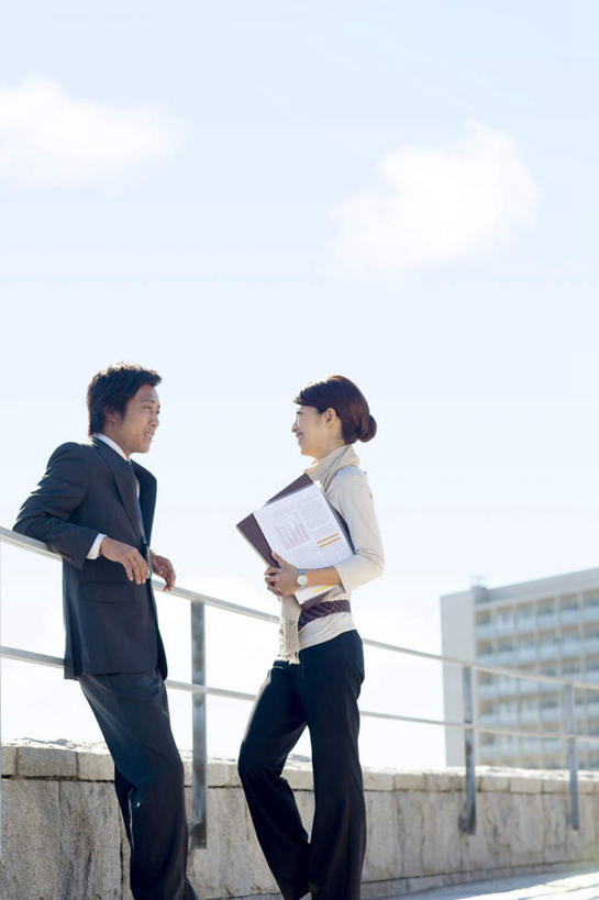东方人,两个人,同事,商务人士,商务男性,商务女性,栏杆,站,捧,竖图,室外,白天,仰视,衬衫,成功,合作,团队,集体,信心,金属制品,亚洲,一条,盘绕,套装,装饰,环绕,围绕,金属,材料,档案,文件,云,云朵,围栏,云彩,环抱,黄种人,队伍,护栏,相视,蓝色,白色,白云,蓝天,天空,围巾,资料,天,靠,靠着,站着,温暖,面对面,缭绕,晴朗,围脖,两本,对视,保暖,华丽,点缀,领导,御寒,成就,文档,相对,商务装,合伙,领袖,工薪阶层,相看,衬托,美观,雅致,雅观,男人,男性,年轻男性,年轻女性,女人,女性,亚洲人,白领,上班族,晴空,端,端着,捧着,手捧,站立,半身,彩图,低角度拍摄,衬衣