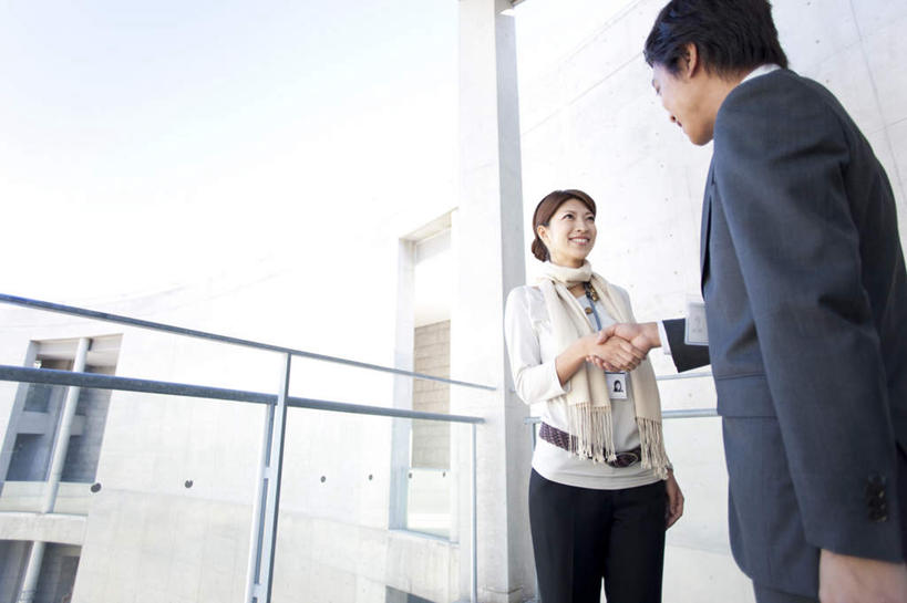 东方人,两个人,伙伴,同事,朋友,商务人士,商务男性,商务女性,栏杆,站,握手,笑,微笑,露齿笑,横图,室外,白天,仰视,衬衫,友谊,成功,合作,团队,集体,信心,金属制品,亚洲,一条,盘绕,套装,朦胧,模糊,装饰,环绕,围绕,金属,围栏,环抱,黄种人,队伍,护栏,相视,蓝色,白色,蓝天,天空,围巾,天,站着,温暖,面对面,战略,缭绕,晴朗,围脖,对视,保暖,华丽,点缀,领导,御寒,成就,相对,商务装,合伙,领袖,工薪阶层,万里无云,相看,联合,合谋,衬托,美观,雅致,雅观,配合,协作,男人,男性,年轻男性,年轻女性,女人,女性,亚洲人,白领,上班族,晴空,晴空万里,搀手,拉手,手搀手,手拉手,手牵手,手握手,站立,半身,彩图,低角度拍摄,衬衣