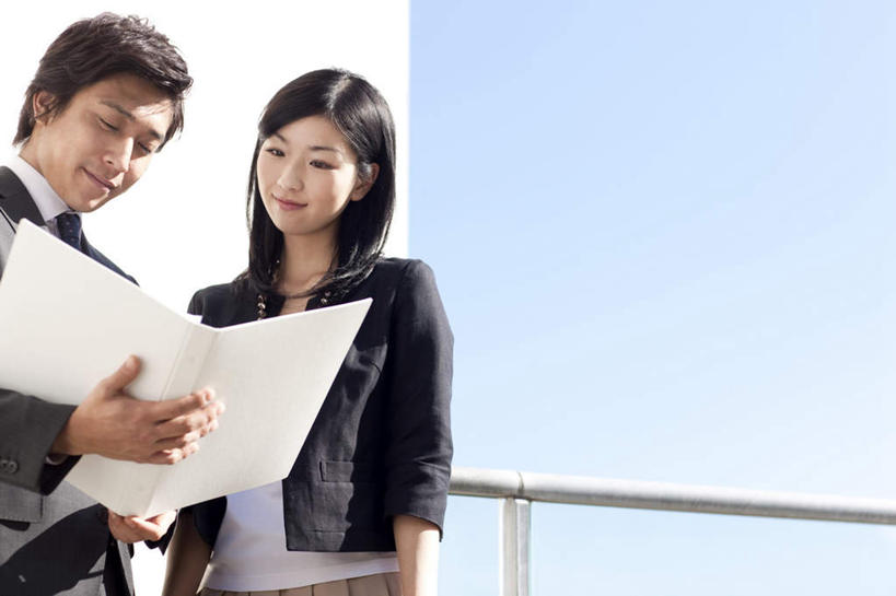 东方人,两个人,同事,商务人士,商务男性,商务女性,栏杆,站,捧,笑,微笑,露齿笑,横图,室内,白天,正面,衬衫,成功,合作,团队,集体,信心,金属制品,亚洲,一本,套装,金属,材料,档案,文件,围栏,注视,黄种人,队伍,护栏,蓝色,蓝天,天空,资料,天,低头,观察,看,站着,晴朗,观看,察看,领导,成就,关注,文档,商务装,合伙,领袖,工薪阶层,万里无云,男人,男性,年轻男性,年轻女性,女人,女性,亚洲人,白领,上班族,晴空,晴空万里,端,端着,捧着,手捧,站立,半身,彩图,衬衣
