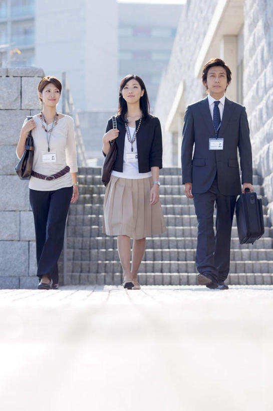 东方人,背,三个人,同事,商务人士,商务男性,商务女性,栏杆,站,走,笑,微笑,竖图,室外,白天,仰视,衬衫,成功,合作,团队,集体,信心,楼梯,亚洲,一排,一条,盘绕,阴影,套装,朦胧,模糊,整齐,装饰,环绕,围绕,光线,包,扶手,公文包,影子,阶梯,环抱,拎,注视,黄种人,队伍,护栏,台阶,排列,两个,一个,白色,阳光,围巾,背着,观察,看,站着,温暖,缭绕,单个,公事包,围脖,观看,保暖,华丽,单肩包,点缀,察看,领导,御寒,成就,队列,关注,商务装,合伙,领袖,工薪阶层,衬托,美观,雅致,雅观,男人,男性,年轻男性,年轻女性,女人,女性,亚洲人,白领,上班族,步行,散步,站立,走路,彩图,低角度拍摄,全身,衬衣,拎着