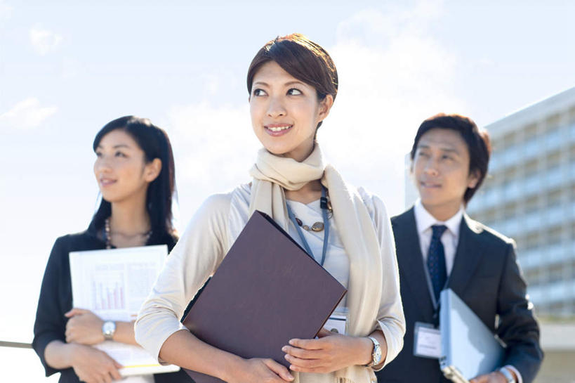 东方人,三个人,同事,商务人士,商务男性,商务女性,站,笑,微笑,露齿笑,横图,室外,白天,正面,衬衫,成功,合作,团队,集体,信心,亚洲,一条,盘绕,套装,朦胧,模糊,装饰,环绕,围绕,材料,档案,文件,云,云朵,云彩,环抱,注视,黄种人,队伍,蓝色,白色,白云,蓝天,天空,围巾,资料,天,观察,看,站着,三本,温暖,缭绕,晴朗,围脖,观看,保暖,华丽,点缀,察看,领导,御寒,成就,关注,文档,商务装,合伙,领袖,工薪阶层,衬托,美观,雅致,雅观,男人,男性,年轻男性,年轻女性,女人,女性,亚洲人,白领,上班族,晴空,站立,半身,彩图,衬衣