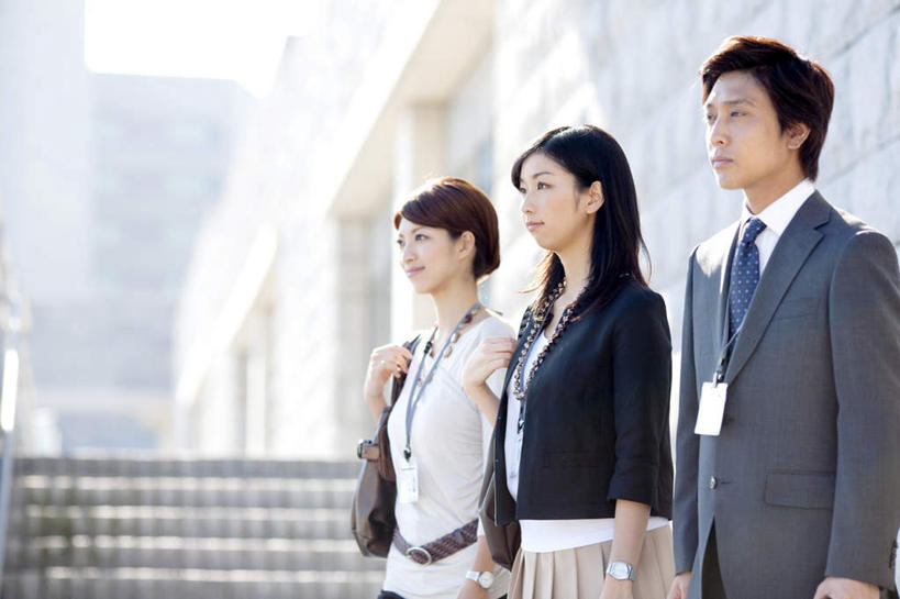 东方人,三个人,同事,商务人士,商务男性,商务女性,站,笑,微笑,露齿笑,横图,室外,白天,仰视,衬衫,成功,合作,团队,集体,信心,石头,楼梯,亚洲,一条,吊挂,悬挂,盘绕,套装,朦胧,模糊,装饰,环绕,围绕,石子,阶梯,挂,环抱,注视,黄种人,标识,吊牌,队伍,台阶,三个,蓝色,白色,蓝天,天空,围巾,胸牌,天,观察,看,站着,温暖,缭绕,晴朗,围脖,观看,保暖,华丽,点缀,察看,徽章,领导,御寒,成就,关注,商务装,身份,合伙,领袖,工薪阶层,胸章,胸卡,万里无云,衬托,美观,雅致,雅观,编号牌,雕刻牌,工号牌,胸号牌,胸徽,员工牌,男人,男性,年轻男性,年轻女性,女人,女性,亚洲人,白领,上班族,石块,晴空,晴空万里,站立,半身,彩图,低角度拍摄,衬衣