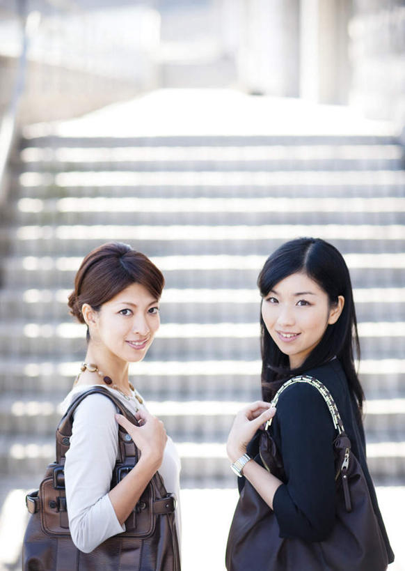 东方人,背,两个人,同事,商务人士,商务女性,站,笑,微笑,露齿笑,竖图,室外,白天,侧面,成功,合作,团队,集体,信心,石头,楼梯,亚洲,阴影,套装,朦胧,模糊,时间,光线,包,皮包,石子,时钟,手表,影子,阶梯,计时,黄种人,队伍,相视,台阶,两个,阳光,钟表,背着,站着,面对面,表,对视,单肩包,腕表,领导,成就,相对,商务装,合伙,领袖,工薪阶层,相看,年轻女性,女人,女性,亚洲人,白领,上班族,钟,石块,岩石,站立,半身,彩图