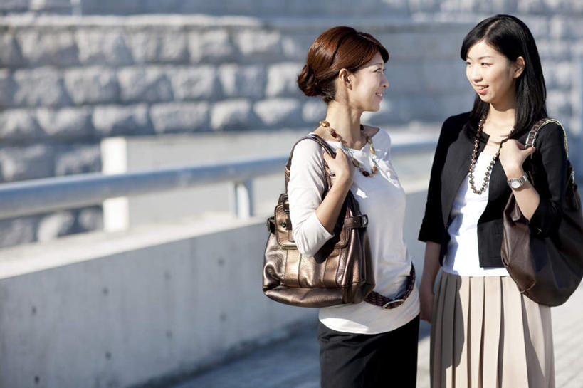 东方人,背,两个人,同事,商务人士,商务女性,栏杆,站,笑,微笑,露齿笑,横图,室外,白天,正面,成功,合作,团队,集体,信心,金属制品,亚洲,阴影,套装,时间,光线,金属,包,皮包,时钟,手表,影子,围栏,计时,注视,黄种人,队伍,护栏,两个,阳光,钟表,背着,观察,看,站着,表,观看,单肩包,腕表,察看,领导,成就,关注,商务装,合伙,领袖,工薪阶层,年轻女性,女人,女性,亚洲人,白领,上班族,钟,站立,半身,彩图