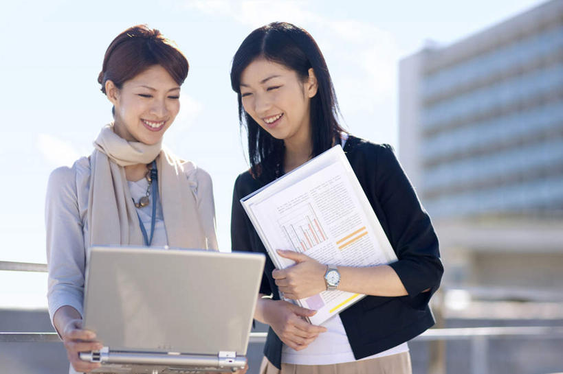 东方人,两个人,同事,商务人士,商务女性,栏杆,站,捧,横图,室外,白天,正面,成功,合作,团队,集体,信心,电脑,笔记本电脑,金属制品,亚洲,一本,阴影,套装,朦胧,模糊,时间,光线,网络,金属,材料,档案,时钟,手表,文件,影子,围栏,计时,注视,黄种人,通讯设备,队伍,护栏,一只,蓝色,蓝天,天空,阳光,资料,钟表,天,低头,观察,看,站着,表,晴朗,观看,一台,腕表,察看,无线,领导,成就,关注,文档,通信设备,商务装,无线网络,合伙,领袖,无线上网,便携式电脑,工薪阶层,万里无云,手提电脑,年轻女性,女人,女性,亚洲人,白领,上班族,钟,晴空,晴空万里,端,端着,捧着,手捧,站立,半身,彩图