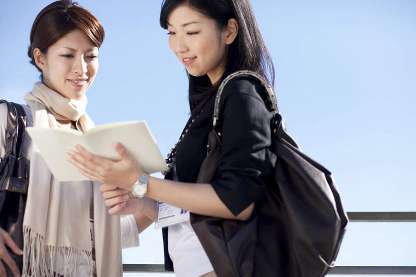 东方人,背,两个人,同事,商务人士,商务女性,站,笑,微笑,露齿笑,横图,室外,白天,仰视,成功,合作,团队,集体,信心,亚洲,一本,握,阴影,套装,朦胧,模糊,光线,包,皮包,影子,记事本,注视,黄种人,队伍,两个,蓝色,蓝天,天空,阳光,本子,笔记本,天,背着,低头,观察,看,站着,握着,晴朗,观看,单肩包,察看,领导,成就,关注,商务装,合伙,领袖,工薪阶层,万里无云,年轻女性,女人,女性,亚洲人,白领,上班族,晴空,晴空万里,站立,半身,彩图,低角度拍摄