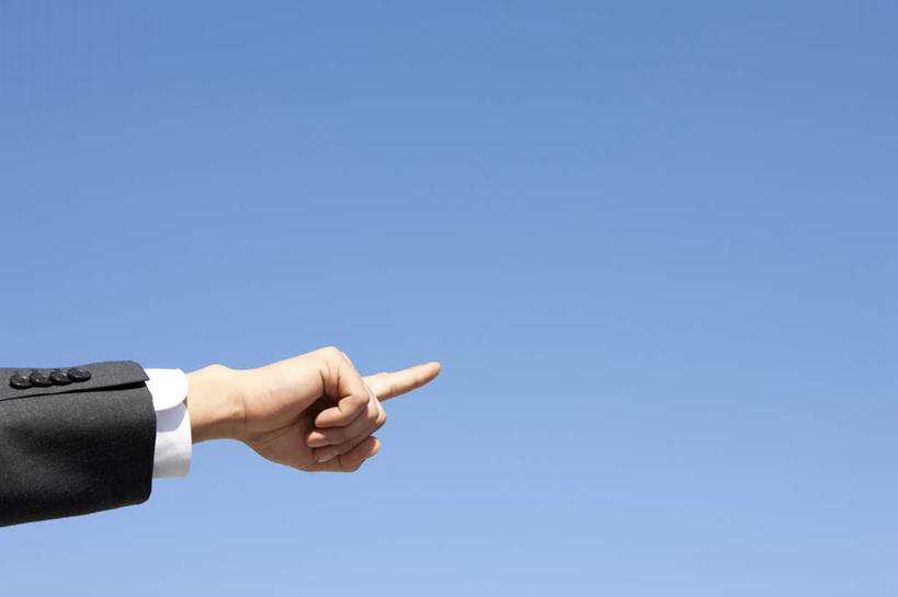 东方人,手,一个人,商务人士,商务男性,横图,室外,特写,白天,仰视,衬衫,亚洲,仅一个男性,仅一个人,指,阴影,套装,光线,影子,黄种人,方向,仅一个年轻男性,蓝色,蓝天,天空,阳光,天,手势,手部,晴朗,单手,指向,食指,商务装,工薪阶层,万里无云,男人,男性,年轻男性,亚洲人,白领,上班族,晴空,晴空万里,半身,彩图,低角度拍摄,衬衣