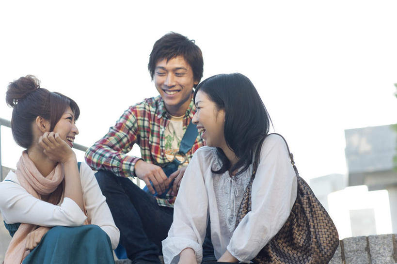 东方人,三个人,伙伴,朋友,栏杆,坐,笑,微笑,露齿笑,横图,室外,白天,仰视,衬衫,友谊,楼梯,金属制品,亚洲,撑,服装,朦胧,模糊,金属,方格,扶手,格子,阶梯,托腮,注视,休闲装,黄种人,护栏,台阶,衣服,蓝色,蓝天,天空,天,观察,看,托,休闲,休闲服,服饰,晴朗,观看,察看,关注,托下巴,万里无云,友情,男人,男性,年轻男性,年轻女性,女人,女性,亚洲人,晴空,晴空万里,坐着,半身,彩图,低角度拍摄,衬衣