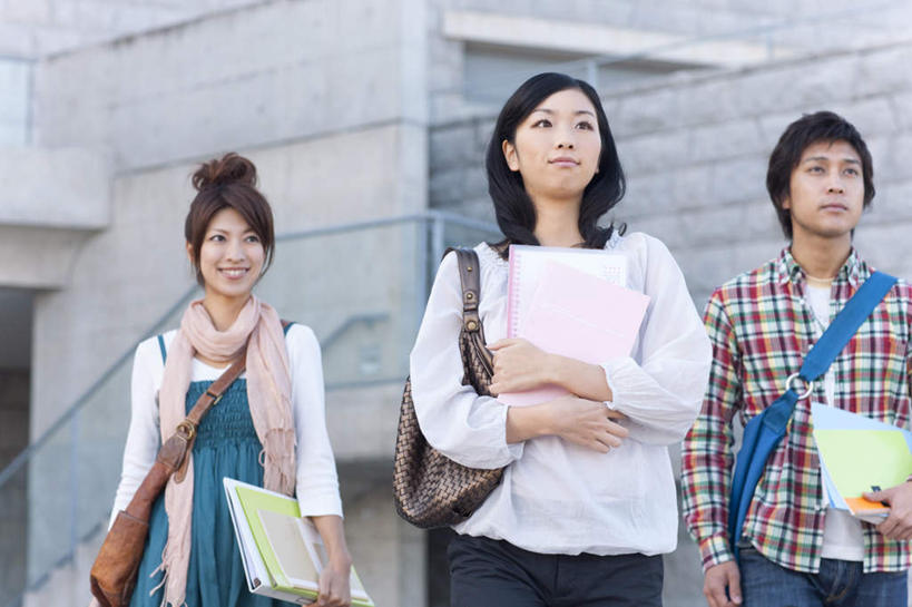 东方人,背,三个人,伙伴,朋友,站,捧,笑,微笑,露齿笑,横图,室外,白天,仰视,衬衫,友谊,书籍,亚洲,服装,包,方格,格子,书包,注视,休闲装,黄种人,三个,衣服,背包,背着,观察,看,站着,三本,休闲,休闲服,服饰,观看,单肩包,察看,关注,友情,男人,男性,年轻男性,年轻女性,女人,女性,亚洲人,书,图书,端,端着,捧着,手捧,站立,半身,彩图,低角度拍摄,衬衣