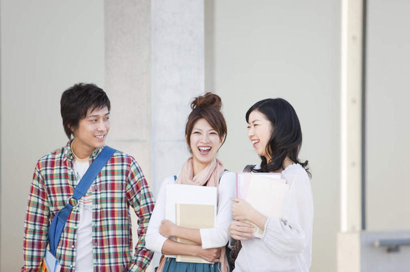 东方人,背,三个人,伙伴,朋友,站,捧,笑,微笑,露齿笑,横图,室外,白天,正面,衬衫,友谊,书籍,亚洲,服装,包,方格,格子,书包,注视,休闲装,黄种人,三个,衣服,背包,背着,观察,看,站着,三本,休闲,休闲服,服饰,观看,单肩包,察看,关注,友情,男人,男性,年轻男性,年轻女性,女人,女性,亚洲人,书,图书,端,端着,捧着,手捧,站立,半身,彩图,衬衣