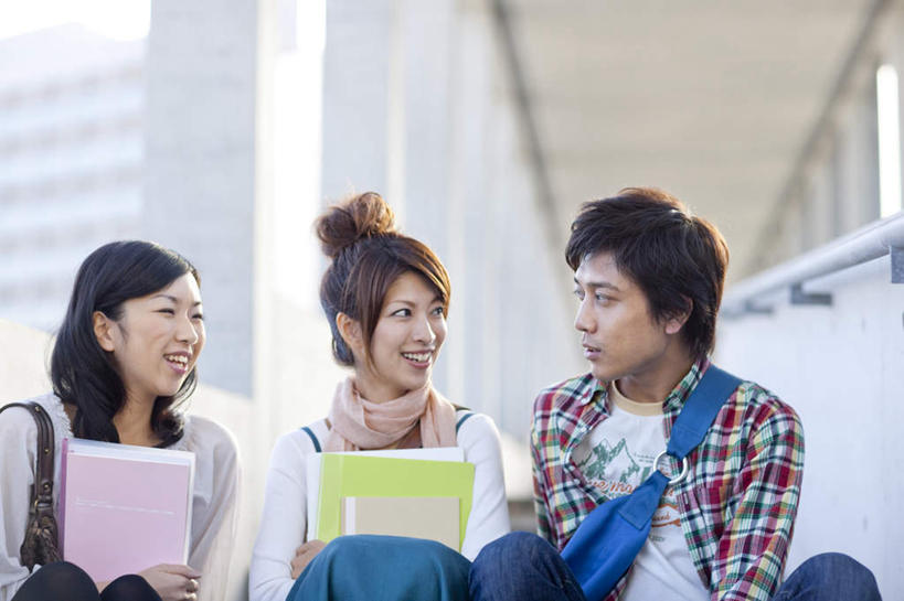 东方人,背,三个人,伙伴,朋友,栏杆,坐,捧,笑,微笑,露齿笑,横图,室外,白天,正面,衬衫,友谊,书籍,金属制品,亚洲,服装,朦胧,模糊,金属,包,方格,格子,书包,围栏,走道,走廊,过道,注视,休闲装,黄种人,护栏,三个,衣服,背包,背着,观察,看,三本,休闲,休闲服,服饰,观看,单肩包,察看,关注,友情,男人,男性,年轻男性,年轻女性,女人,女性,亚洲人,书,图书,端,端着,捧着,手捧,坐着,半身,彩图,衬衣