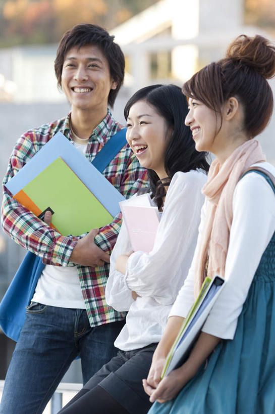 东方人,背,三个人,伙伴,朋友,站,捧,笑,微笑,露齿笑,竖图,室外,白天,正面,衬衫,友谊,书籍,亚洲,服装,朦胧,模糊,包,方格,格子,书包,注视,休闲装,黄种人,三个,衣服,背包,背着,观察,看,站着,三本,休闲,休闲服,服饰,观看,单肩包,察看,关注,友情,男人,男性,年轻男性,年轻女性,女人,女性,亚洲人,书,图书,端,端着,捧着,手捧,站立,半身,彩图,衬衣