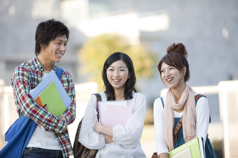 东方人,背,三个人,伙伴,朋友,站,捧,笑,微笑,露齿笑,横图,室外,白天,正面,衬衫,友谊,书籍,亚洲,服装,朦胧,模糊,包,方格,格子,书包,注视,休闲装,黄种人,三个,衣服,背包,背着,观察,看,站着,三本,休闲,休闲服,服饰,观看,单肩包,察看,关注,友情,男人,男性,年轻男性,年轻女性,女人,女性,亚洲人,书,图书,端,端着,捧着,手捧,站立,半身,彩图,衬衣