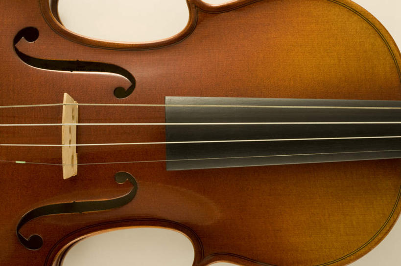 无人,横图,俯视,室内,特写,白天,白色背景,静物,一把,木制,咖啡色,乐器,弦乐器,小提琴,四根,木制品,摄影,影棚,琴弦,弓拉弦乐器,弓拉弦鸣乐器,彩图,高角度拍摄,影棚拍摄,拍摄