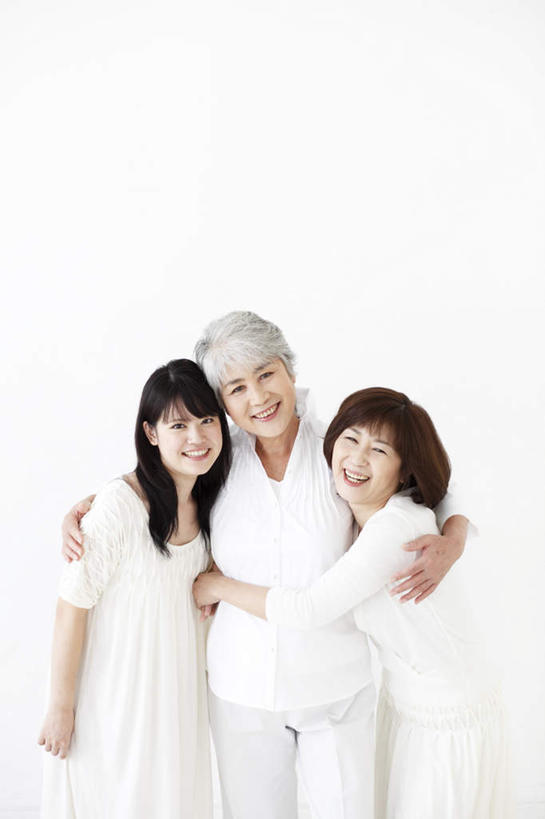 东方人,三个人,家庭,母亲,女儿,祖母,站,抱,笑,微笑,露齿笑,竖图,室内,白天,白色背景,正面,亚洲,服装,注视,休闲装,黄种人,祖孙三代,衣服,白色,黑色,观察,看,站着,休闲,温暖,温馨,母女,一家人,休闲服,母爱,摄影,服饰,影棚,奶奶,抱着,观看,祖孙,和睦,察看,搂着,关注,外婆,外孙女,外祖母,老年女性,年轻女性,女人,女性,亚洲人,长发,孙女,怀抱,搂,搂抱,相抱,拥抱,站立,半身,彩图,影棚拍摄,拍摄,融洽,短发