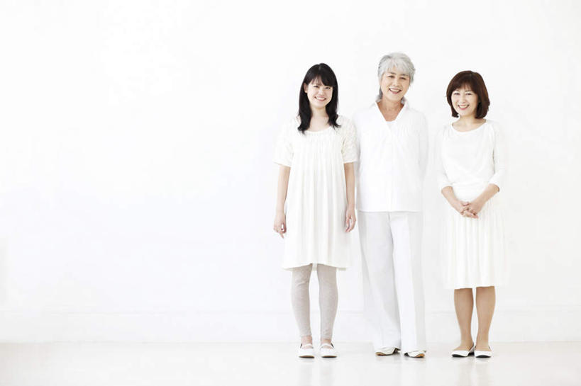 东方人,三个人,家庭,母亲,女儿,祖母,站,笑,微笑,露齿笑,横图,室内,白天,白色背景,正面,亚洲,服装,注视,休闲装,黄种人,祖孙三代,衣服,白色,黑色,观察,看,手放前,站着,休闲,温暖,温馨,母女,一家人,休闲服,母爱,摄影,服饰,影棚,奶奶,观看,祖孙,和睦,察看,关注,背手,外婆,外孙女,外祖母,老年女性,年轻女性,女人,女性,亚洲人,长发,孙女,站立,彩图,全身,影棚拍摄,拍摄,融洽,短发