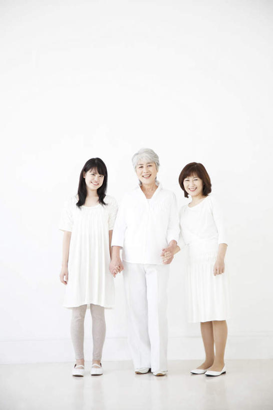 东方人,三个人,家庭,母亲,女儿,祖母,站,握手,笑,微笑,露齿笑,竖图,室内,白天,白色背景,正面,亚洲,服装,注视,休闲装,黄种人,祖孙三代,衣服,白色,黑色,观察,看,站着,休闲,温暖,温馨,母女,一家人,休闲服,母爱,摄影,服饰,影棚,奶奶,观看,祖孙,和睦,察看,关注,外婆,外孙女,外祖母,老年女性,年轻女性,女人,女性,亚洲人,长发,孙女,拉手,手拉手,手握手,站立,彩图,全身,影棚拍摄,拍摄,融洽,短发