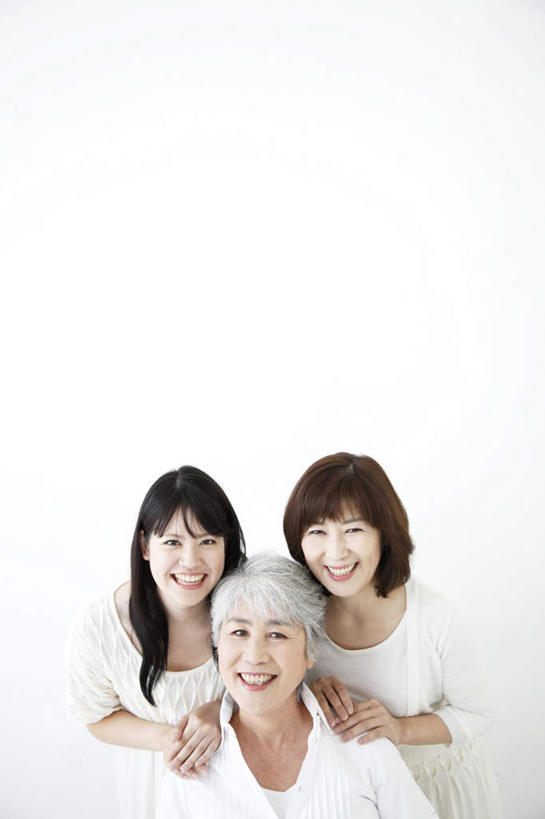东方人,三个人,家庭,母亲,女儿,祖母,站,坐,笑,微笑,露齿笑,竖图,室内,白天,白色背景,正面,亚洲,服装,注视,休闲装,黄种人,祖孙三代,衣服,白色,黑色,观察,看,站着,休闲,温暖,温馨,母女,一家人,休闲服,母爱,摄影,服饰,影棚,奶奶,观看,祖孙,和睦,察看,撑着,关注,外婆,外孙女,外祖母,老年女性,年轻女性,女人,女性,亚洲人,长发,孙女,站立,坐着,半身,彩图,影棚拍摄,拍摄,融洽,短发