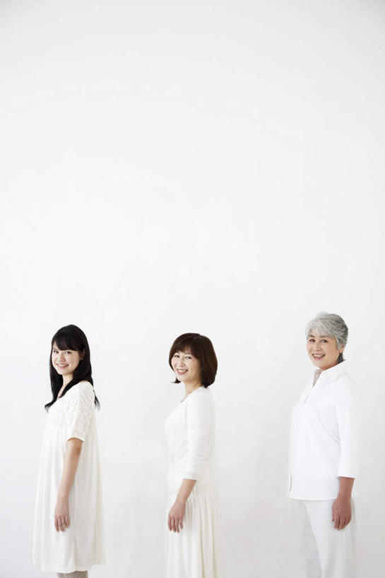 东方人,三个人,家庭,母亲,女儿,祖母,站,握手,笑,微笑,露齿笑,竖图,室内,白天,白色背景,侧面,亚洲,一排,服装,整齐,注视,休闲装,黄种人,祖孙三代,排列,衣服,白色,黑色,观察,看,站着,休闲,温暖,温馨,母女,一家人,休闲服,母爱,摄影,服饰,影棚,奶奶,观看,祖孙,和睦,察看,队列,关注,外婆,外孙女,外祖母,老年女性,年轻女性,女人,女性,亚洲人,长发,孙女,拉手,手拉手,手握手,站立,半身,彩图,影棚拍摄,拍摄,融洽,短发