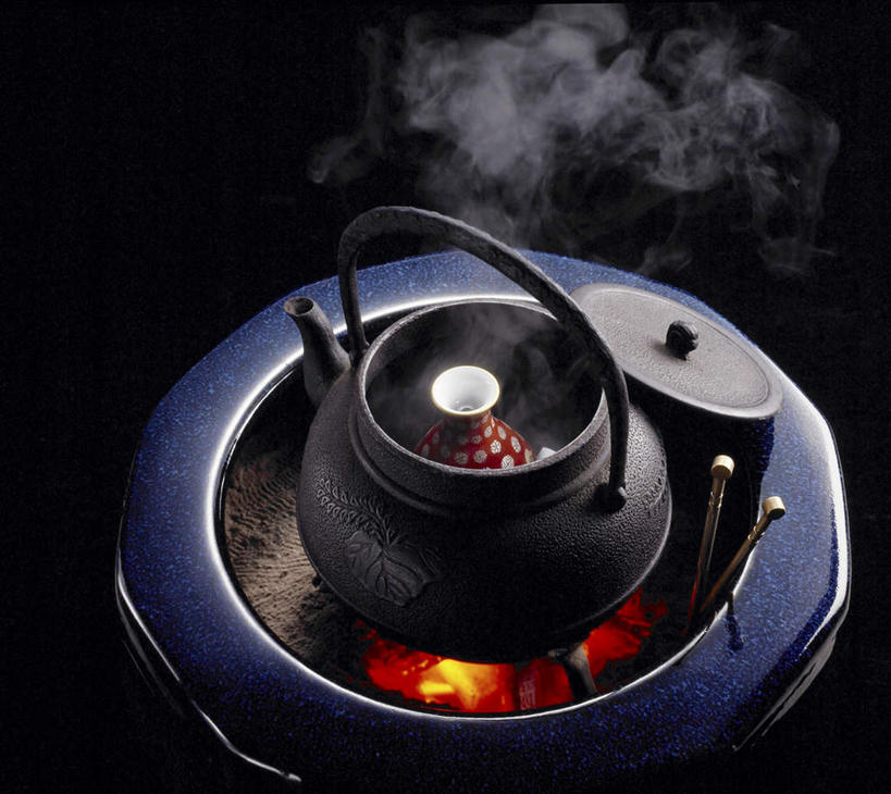 清酒,无人,横图,俯视,室内,特写,白天,烹饪,雾,沸腾,黑色背景,蒸汽,壶,火焰,炉子,陶瓷,日本料理,料理,食品,酒壶,陶瓷制品,水蒸气,酒类,燃烧,菜肴,美食,酒,水壶,食物,饮料,一个,红色,黑色,茶壶,日式料理,日式,温暖,佳肴,单个,蒸发,彩图,高角度拍摄