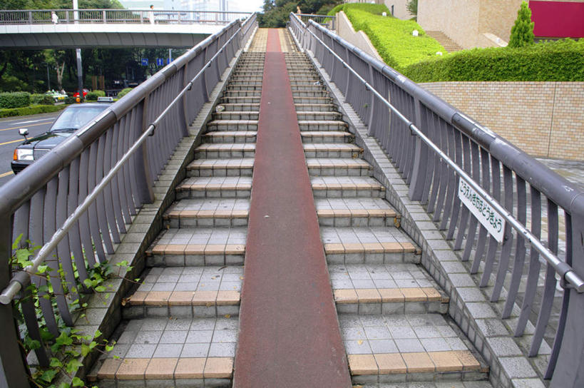 无人,栏杆,横图,俯视,室外,白天,草地,草坪,石头,植物,楼梯,汽车,叶子,东京,日本,地砖,扶手,石子,阶梯,天桥,桥,绿叶,地面,新宿,护栏,台阶,车,草,红色,蓝色,绿色,白色,灰色,蓝天,天空,绿化带,交通工具,轿车,天,嫩叶,晴朗,人行桥,载具,东亚,本州,万里无云,关东地方,本州岛,日本国,东京都,新宿区,县厅,东京市,叶,叶片,石块,晴空,晴空万里,彩图,高角度拍摄