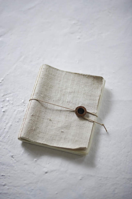 无人,竖图,俯视,室内,特写,白天,白色背景,静物,书籍,破旧,记事本,捆,灰色,本子,笔记本,摄影,影棚,捆绑,束缚,书,图书,彩图,高角度拍摄,影棚拍摄,拍摄