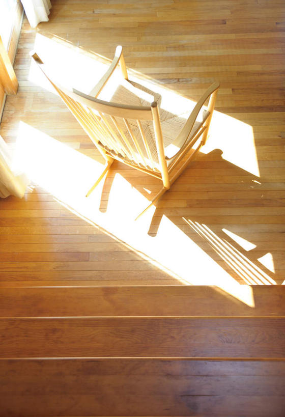 无人,竖图,俯视,室内,白天,窗户,地板,落地窗,椅子,一张,阴影,光线,木制,影子,木椅,地面,木地板,玻璃窗,阳光,木制品,彩图,高角度拍摄