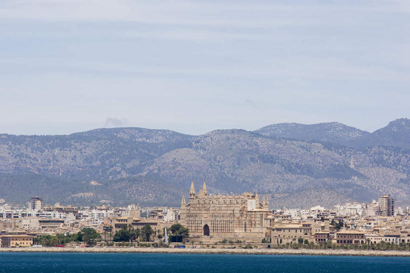 无人,家,教堂,横图,全景,室外,白天,正面,旅游,度假,海浪,海洋,美景,沙滩,天际线,别墅,城市风光,标志建筑,城市,地标,建筑,西班牙,欧洲,波纹,沙子,房屋,屋子,海岸,景观,浪花,山川,云,云朵,公寓,建筑群,涟漪,沙地,云彩,娱乐,建设,洋房,楼房,住宅,蓝色,白云,蓝天,水纹,天空,海水,波浪,天,享受,休闲,景色,放松,宗教,信仰,晴朗,南欧,海景,信念,帕尔马,马略卡岛,水晕,西班牙王国,帕尔马大教堂,大海,风浪,海,海水的波动,海滩,近岸浪,涌浪,晴空,彩图,房子,大教堂,礼拜堂