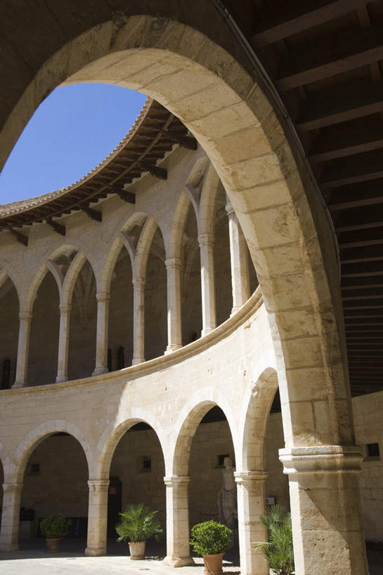 无人,竖图,室外,白天,仰视,旅游,度假,名胜古迹,植物,标志建筑,地标,建筑,西班牙,欧洲,阴影,遗迹,装饰,光线,盆栽,影子,堡垒,城堡,云,云朵,建筑群,盆景,云彩,古迹,文物,娱乐,建设,古建筑,蓝色,绿色,白云,蓝天,天空,阳光,自然,天,享受,休闲,旅游胜地,放松,生长,晴朗,成长,华丽,修饰,点缀,要塞,南欧,古文明,帕尔马,马略卡岛,西班牙王国,衬托,美观,雅致,雅观,贝利韦尔城堡,设防,晴空,彩图,低角度拍摄,贝尔弗城堡