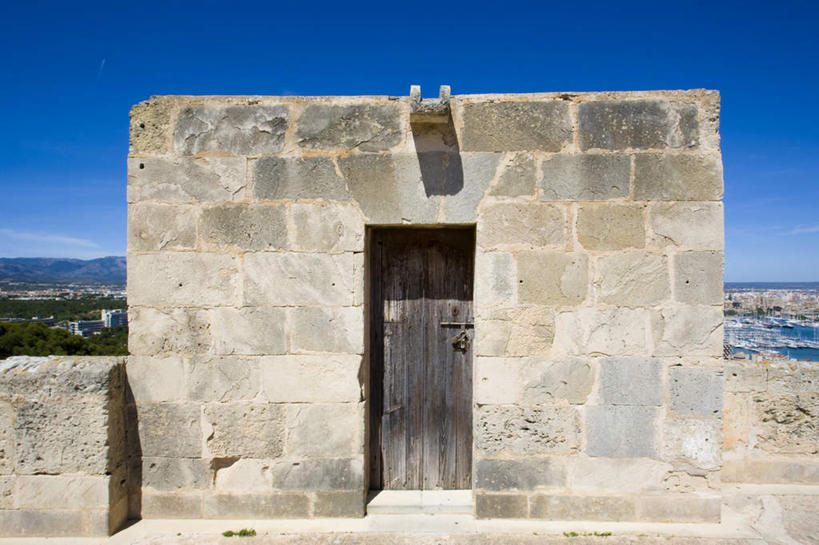 无人,家,横图,室外,白天,正面,旅游,度假,美景,植物,别墅,门,城市风光,标志建筑,城市,地标,建筑,西班牙,欧洲,阴影,光线,木制,影子,堡垒,城堡,房屋,屋子,景观,云,云朵,公寓,建筑群,云彩,娱乐,建设,洋房,楼房,住宅,树,树木,蓝色,绿色,白云,蓝天,天空,阳光,自然,木制品,门框,天,享受,休闲,景色,放松,生长,晴朗,成长,要塞,南欧,帕尔马,马略卡岛,西班牙王国,贝利韦尔城堡,设防,晴空,彩图,房子,贝尔弗城堡