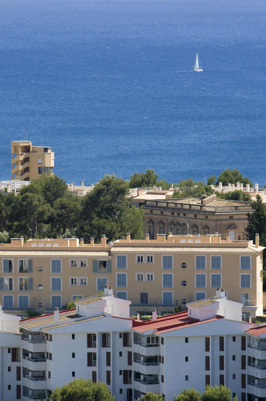 帆船,无人,高楼大厦,竖图,俯视,航拍,室外,白天,度假,海浪,海洋,美景,植物,城市风光,城市,大厦,建筑,摩天大楼,船,西班牙,欧洲,一艘,波纹,景观,浪花,建筑群,涟漪,娱乐,建设,树,树木,绿色,白色,水纹,自然,海水,交通工具,波浪,享受,休闲,景色,放松,生长,成长,鸟瞰,南欧,载具,海景,帕尔马,马略卡岛,水晕,西班牙王国,大海,风浪,海,海水的波动,近岸浪,涌浪,彩图,高角度拍摄,大楼,高层建筑,高楼,摩天楼