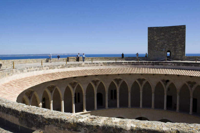 无人,横图,俯视,室外,白天,旅游,度假,海浪,海洋,名胜古迹,门,标志建筑,地标,建筑,西班牙,欧洲,阴影,遗迹,光线,木制,影子,堡垒,城堡,浪花,建筑群,古迹,文物,娱乐,建设,古建筑,蓝色,蓝天,天空,阳光,海水,木制品,门框,天,享受,休闲,旅游胜地,放松,晴朗,要塞,南欧,海景,古文明,万里无云,帕尔马,马略卡岛,西班牙王国,贝利韦尔城堡,设防,大海,风浪,海,海水的波动,近岸浪,涌浪,晴空,晴空万里,彩图,高角度拍摄,贝尔弗城堡