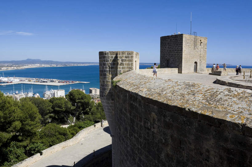 无人,家,横图,室外,白天,正面,旅游,度假,美景,植物,别墅,门,城市风光,标志建筑,城市,地标,建筑,西班牙,欧洲,阴影,光线,木制,影子,堡垒,城堡,房屋,屋子,景观,云,云朵,公寓,建筑群,云彩,娱乐,建设,洋房,楼房,住宅,树,树木,蓝色,绿色,白云,蓝天,天空,阳光,自然,木制品,门框,天,享受,休闲,景色,放松,生长,晴朗,成长,要塞,南欧,帕尔马,马略卡岛,西班牙王国,贝利韦尔城堡,设防,晴空,彩图,房子,贝尔弗城堡