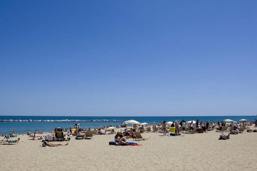 躺,横图,室外,白天,侧面,旅游,度假,日光浴,海浪,海洋,沙滩,西班牙,欧洲,巴塞罗那,护肤,波纹,沙子,海岸,浪花,水平线,辽阔,海平线,涟漪,沙地,许多人,娱乐,裸露,蓝色,蓝天,水纹,天空,海水,波浪,天,一群人,保养,享受,休闲,广阔,放松,保健,晴朗,一望无际,南欧,裸,海景,万里无云,首府,加泰罗尼亚,水晕,西班牙王国,无边无际,一马平川,卧着,男人,男性,年轻男性,年轻女性,女人,女性,大海,风浪,海,海水的波动,海滩,近岸浪,涌浪,晴空,晴空万里,躺着,卧,彩图,全身,美黑,水天相接,水天一线