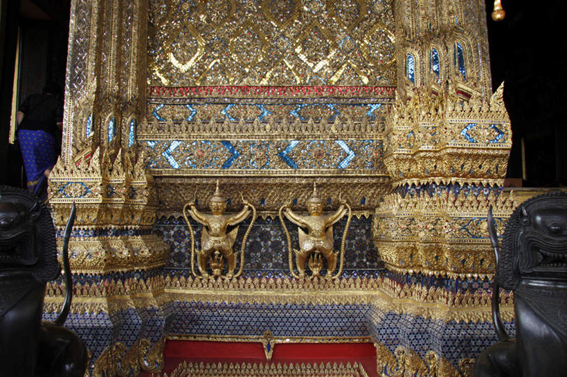 无人,寺庙,横图,室内,白天,正面,旅游,度假,名胜古迹,标志建筑,地标,建筑,曼谷,泰国,亚洲,节日,遗迹,装饰,佛像,建筑群,首都,燃烧,古迹,文化,文物,娱乐,建设,古建筑,黄金,香火,庙宇,祈祷,享受,休闲,健康,旅游胜地,放松,许愿,宗教,东南亚,信仰,纪念,玉佛寺,华丽,修饰,祈求,点缀,古文明,泰国文化,泰王国,大皇宫,衬托,美观,雅致,雅观,曼谷皇宫,平安,彩图,皇宫,庙,寺