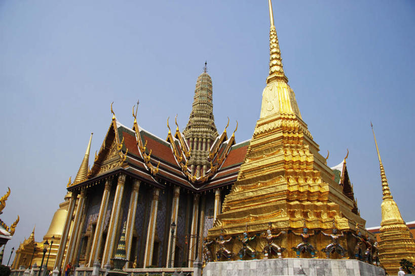 无人,寺庙,横图,室外,白天,仰视,旅游,度假,名胜古迹,标志建筑,地标,建筑,曼谷,泰国,亚洲,一座,节日,遗迹,云,云朵,建筑群,塔,首都,燃烧,云彩,古迹,文化,文物,娱乐,建设,古建筑,黄金,蓝色,白云,蓝天,天空,香火,庙宇,天,祈祷,享受,休闲,健康,旅游胜地,放松,许愿,宗教,东南亚,信仰,晴朗,纪念,玉佛寺,祈求,古文明,泰国文化,泰王国,大皇宫,曼谷皇宫,平安,晴空,彩图,低角度拍摄,皇宫,庙,寺