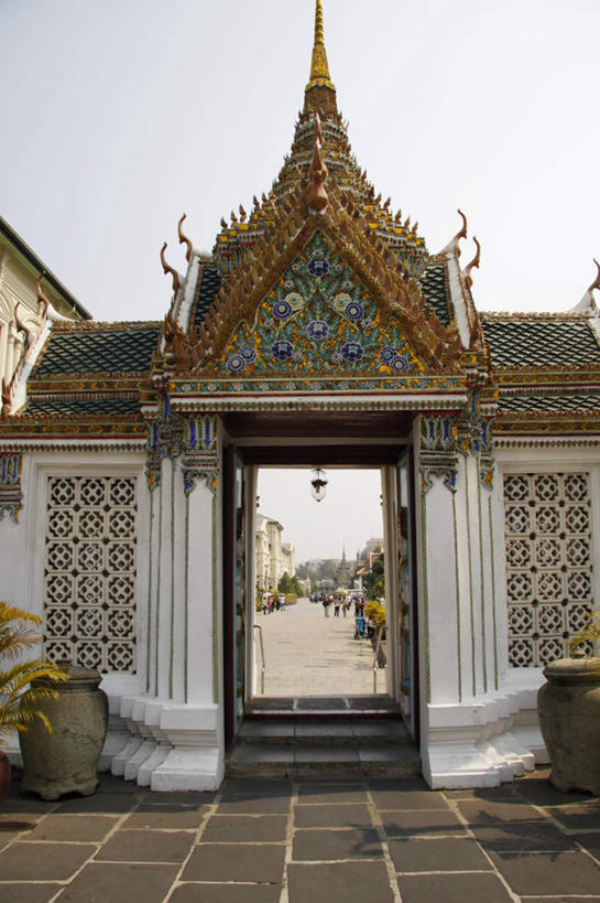 无人,竖图,室外,白天,正面,旅游,度假,名胜古迹,标志建筑,地标,建筑,曼谷,泰国,亚洲,阴影,遗迹,光线,影子,大门,屋顶,建筑群,首都,顶棚,古迹,文物,娱乐,建设,古建筑,黄色,红色,蓝色,蓝天,天空,阳光,天,享受,休闲,旅游胜地,放松,东南亚,晴朗,华丽,古文明,泰国文化,万里无云,泰王国,大皇宫,一扇,曼谷皇宫,晴空,晴空万里,彩图,皇宫