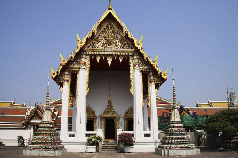 无人,横图,室外,白天,正面,旅游,度假,名胜古迹,植物,标志建筑,道路,地标,建筑,路,公路,曼谷,泰国,亚洲,遗迹,交通,首都,古迹,文物,娱乐,建设,古建筑,树,树木,蓝色,绿色,蓝天,天空,自然,天,享受,休闲,旅游胜地,放松,东南亚,生长,晴朗,成长,神殿,古文明,万里无云,卧佛寺,泰王国,尊敬,恭敬,晴空,晴空万里,马路,彩图