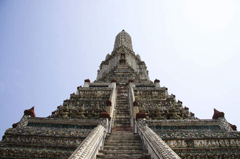 无人,寺庙,栏杆,横图,室外,白天,仰视,旅游,度假,名胜古迹,楼梯,标志建筑,地标,建筑,曼谷,泰国,亚洲,节日,繁华,遗迹,扶手,阶梯,建筑群,首都,燃烧,古迹,文化,文物,娱乐,建设,古建筑,护栏,台阶,蓝色,蓝天,天空,香火,庙宇,天,祈祷,享受,休闲,健康,旅游胜地,放松,许愿,宗教,东南亚,信仰,晴朗,纪念,祈求,神殿,古文明,万里无云,泰王国,郑王庙,平安,晴空,晴空万里,彩图,低角度拍摄,庙,寺