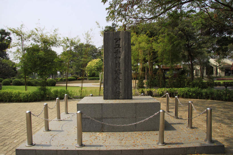 无人,栏杆,横图,室外,白天,正面,旅游,度假,草地,草坪,名胜古迹,植物,标志建筑,道路,地标,建筑,路,金属制品,泰国,亚洲,许多,遗迹,金属,日文,标志,文字,柱子,字符,建筑群,围栏,小路,交通,古迹,文物,娱乐,标识,建设,古建筑,护栏,大城,草,树,树木,蓝色,绿色,蓝天,天空,自然,石碑,天,享受,休闲,旅游胜地,放松,东南亚,生长,晴朗,成长,矗立,古文明,万里无云,泰王国,日语,阿育他耶府,大城府,晴空,晴空万里,彩图