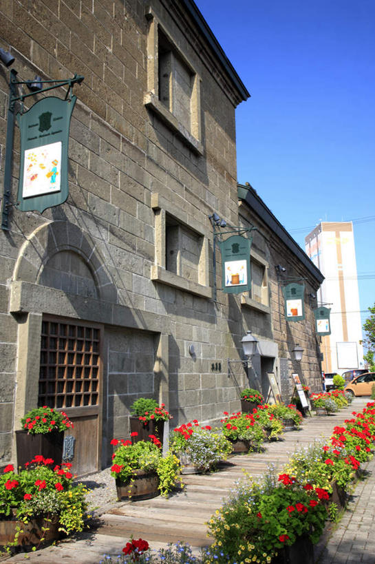 无人,家,竖图,室外,白天,仰视,旅游,度假,花海,花圃,美景,植物,别墅,窗户,城市风光,城市,建筑,叶子,北海道,日本,亚洲,许多,悬挂,盛开,英文,标志,挂牌,盆栽,文字,字符,字母,房屋,屋子,景观,公寓,建筑群,盆景,花蕾,娱乐,标识,建设,洋房,楼房,玻璃窗,住宅,花,花瓣,花朵,花卉,鲜花,两个,红色,蓝色,绿色,白色,蓝天,天空,自然,花丛,花束,花田,天,花苞,花蕊,享受,休闲,景色,放松,生长,晴朗,成长,英文字母,东亚,万里无云,日本国,北海道地方,北海道岛,小樽市,小樽运河,晴空,晴空万里,彩图,低角度拍摄,房子